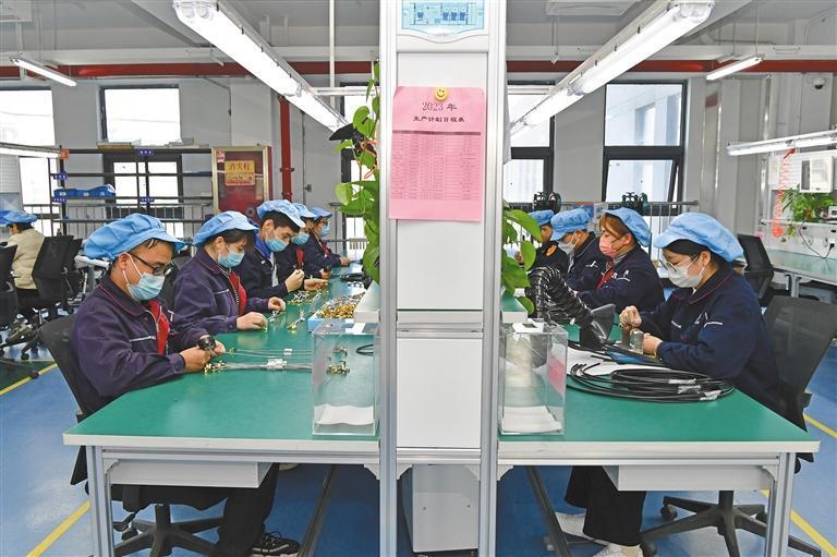 1月29日,中航富士达科技股份有限公司员工在进行加工作业,为"2023