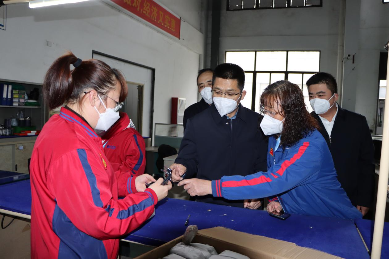 (定边县委书记姬世平在宁夏考察 卢云云摄)下苦功夫,见真成效,成为