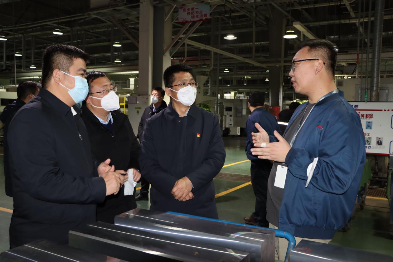 (定边县委书记姬世平在宁夏考察 卢云云摄)