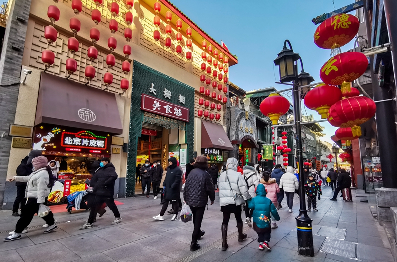 春节期间,北京前门大栅栏商业街张灯结彩,挂起象征着事业兴旺,红红