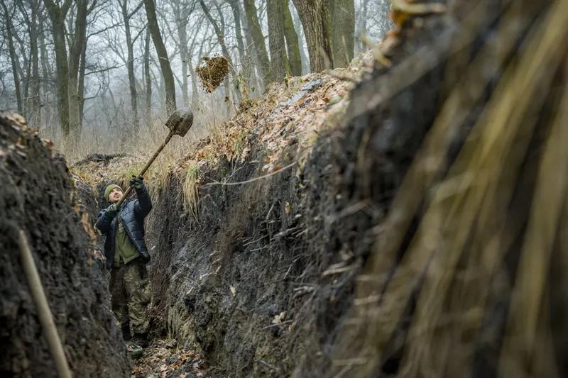 ↑一名乌克兰士兵在巴赫穆特附近挖战壕