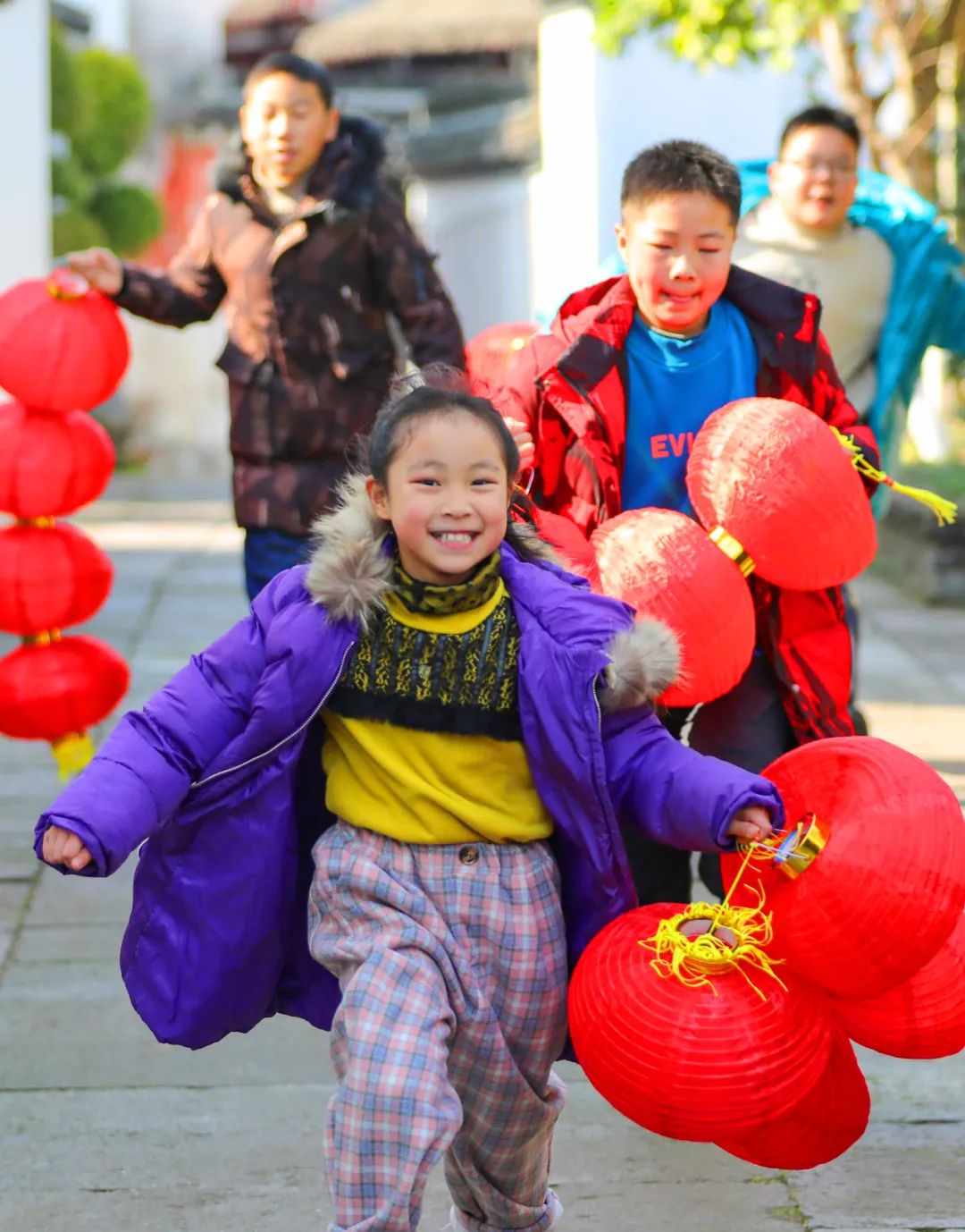 1月21日,浙江省湖州市南浔区和孚镇,小朋友提着灯笼奔跑,红红火火迎兔