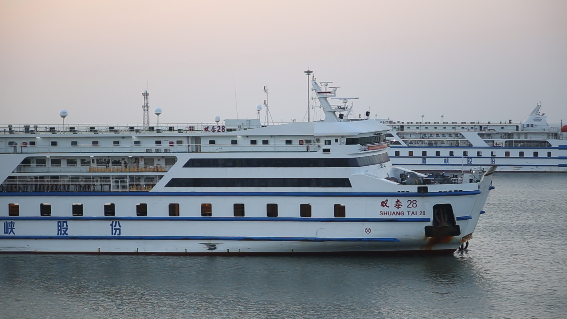 待渡船舶停泊在海口新海港码头.海南日报见习记者谢式伟 摄