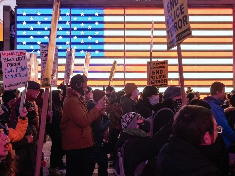 ↑1月27日人们在纽约市时代广场集会，抗议美国警方暴力行为
