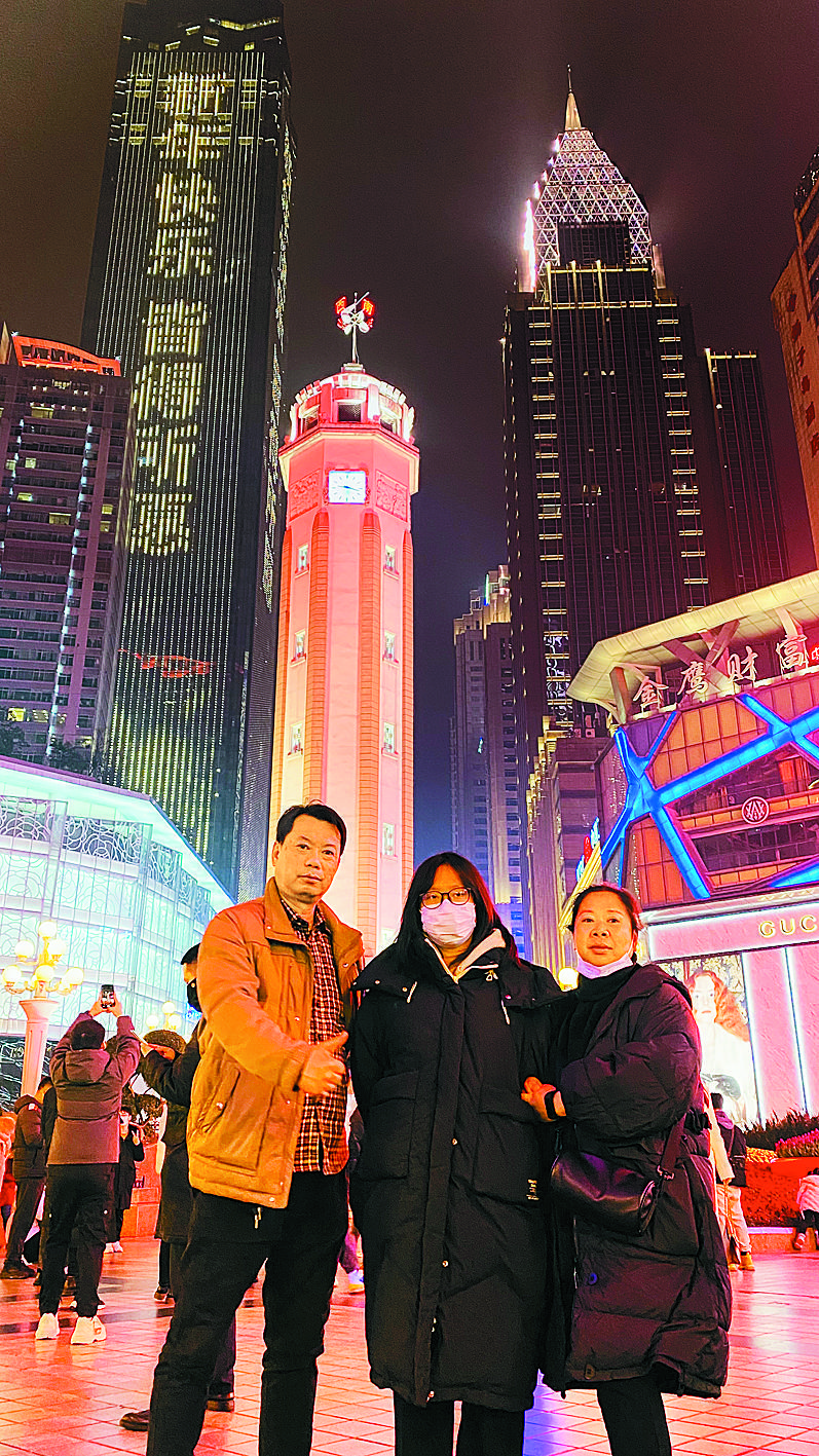 杨安（左1）和家人