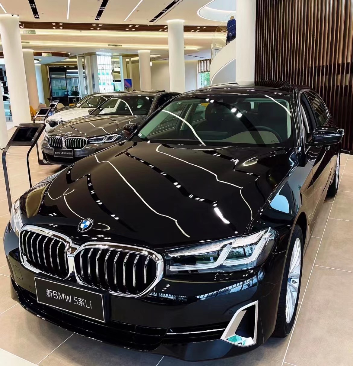 1月25日，三亚某宝马4S店BMW 5系展车。