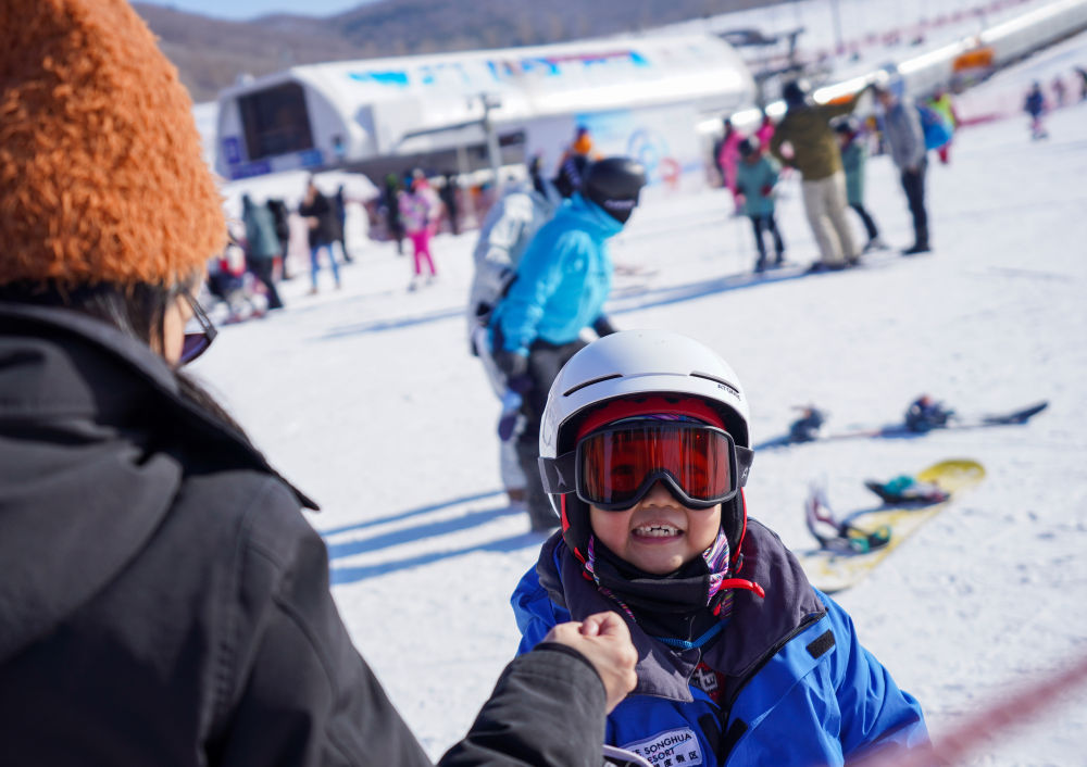 　　↑1月30日，小朋友在吉林市万科松花湖度假区滑雪。新华社记者 颜麟蕴 摄