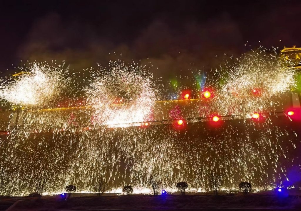 铁水击打起的铁花状如烟花.