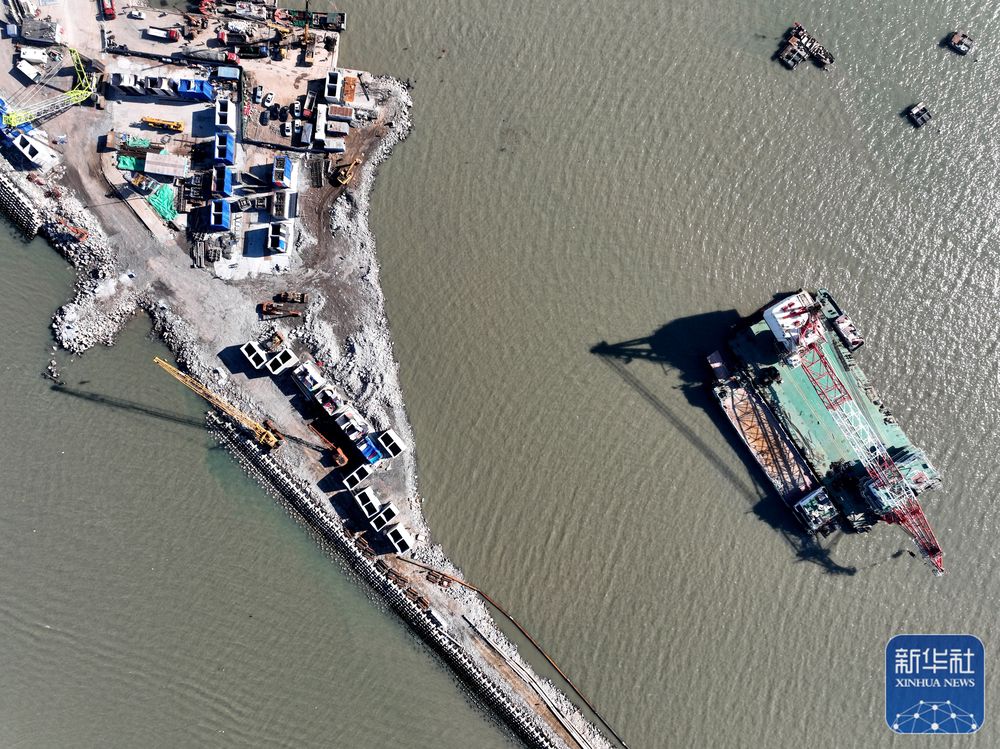 ↑1月29日，在江苏省连云港市连岛国家级中心渔港，大型浮吊在海上作业（无人机照片）。新华社发（王春摄）