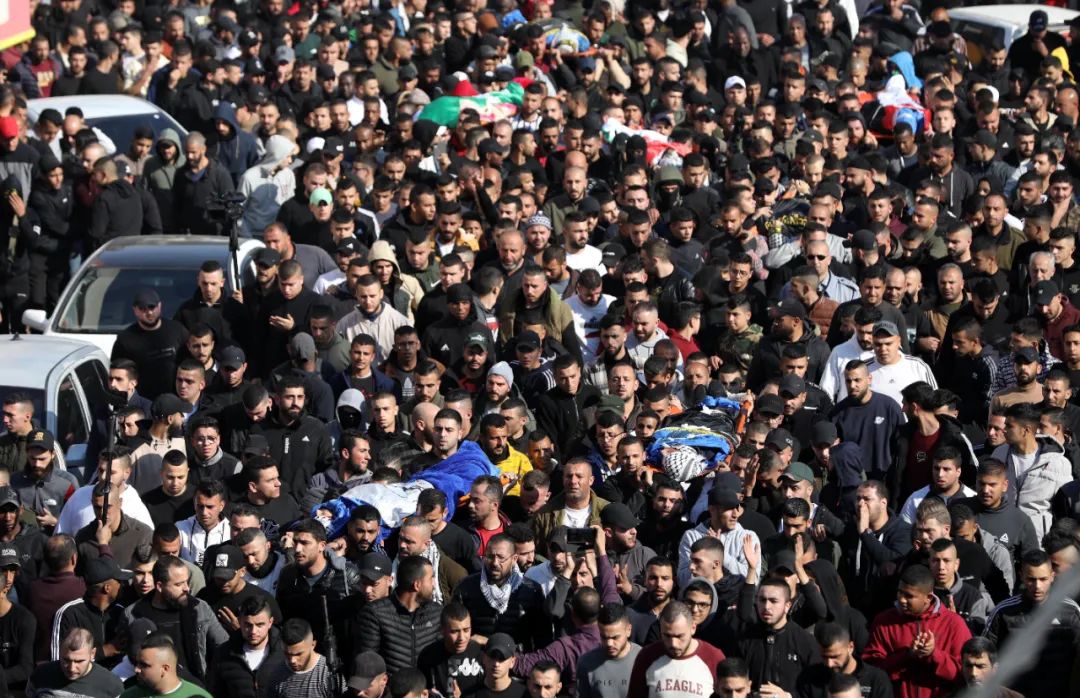 1月26日,人们在约旦河西岸城市杰宁参加被以色列军队打死的巴勒斯坦人