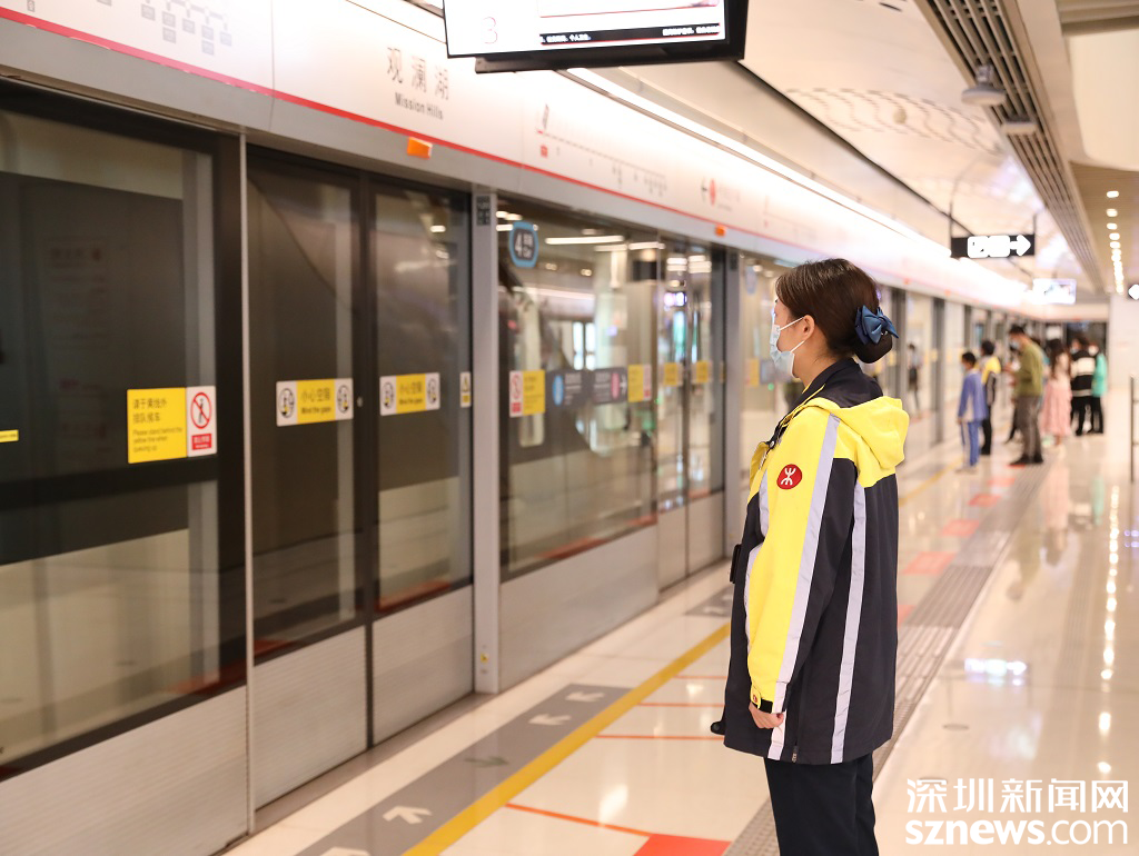 港铁(深圳)4号线观澜湖站站务员梁艺千.(冯牧原 摄)