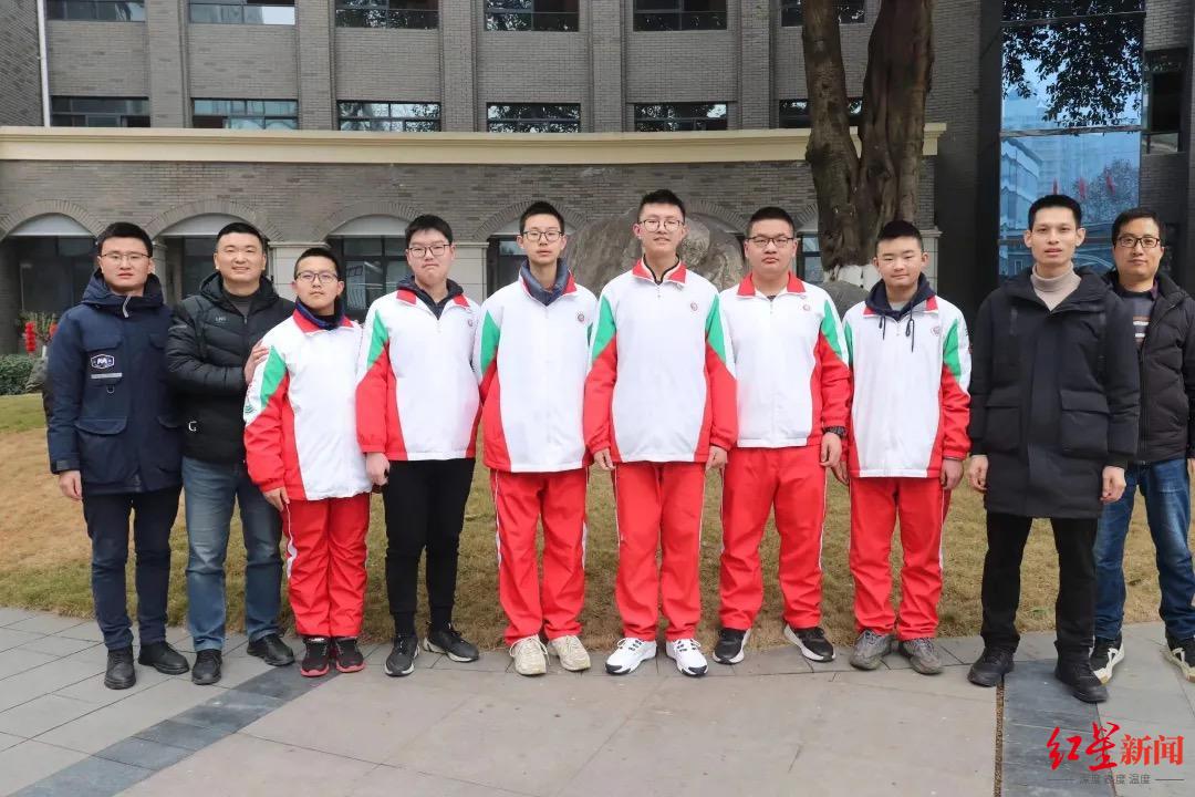 ▲梁骞文（左5）和同学、竞赛教练们
