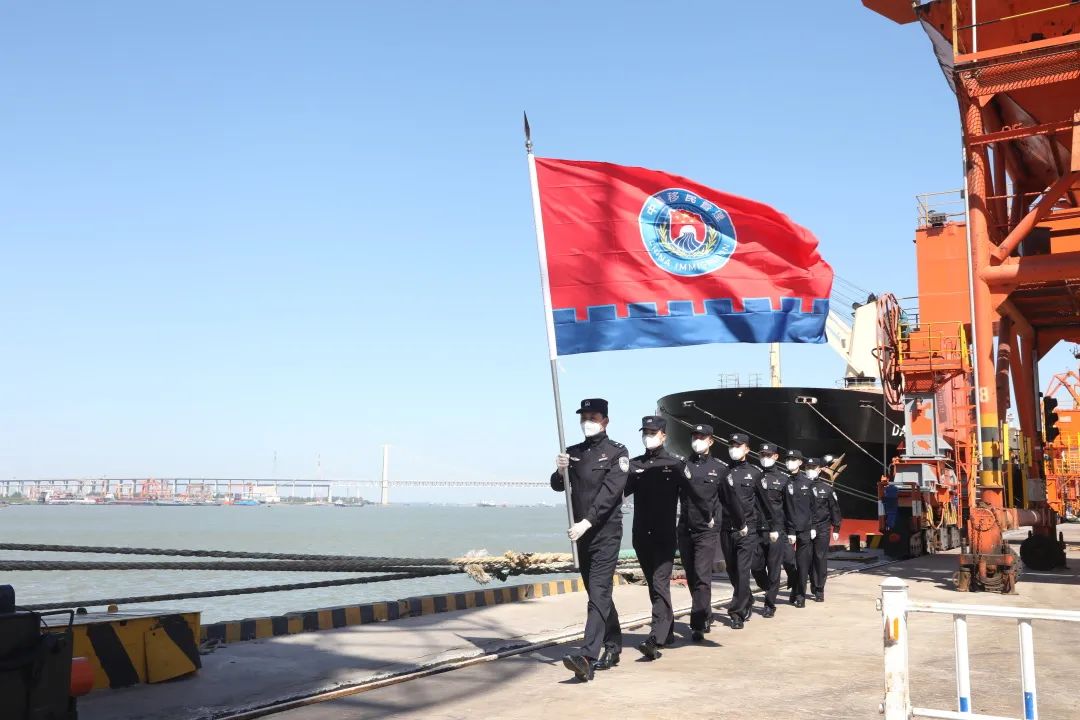 图为江苏出入境边防检查总站移民管理警察在海港口岸执行巡逻任务