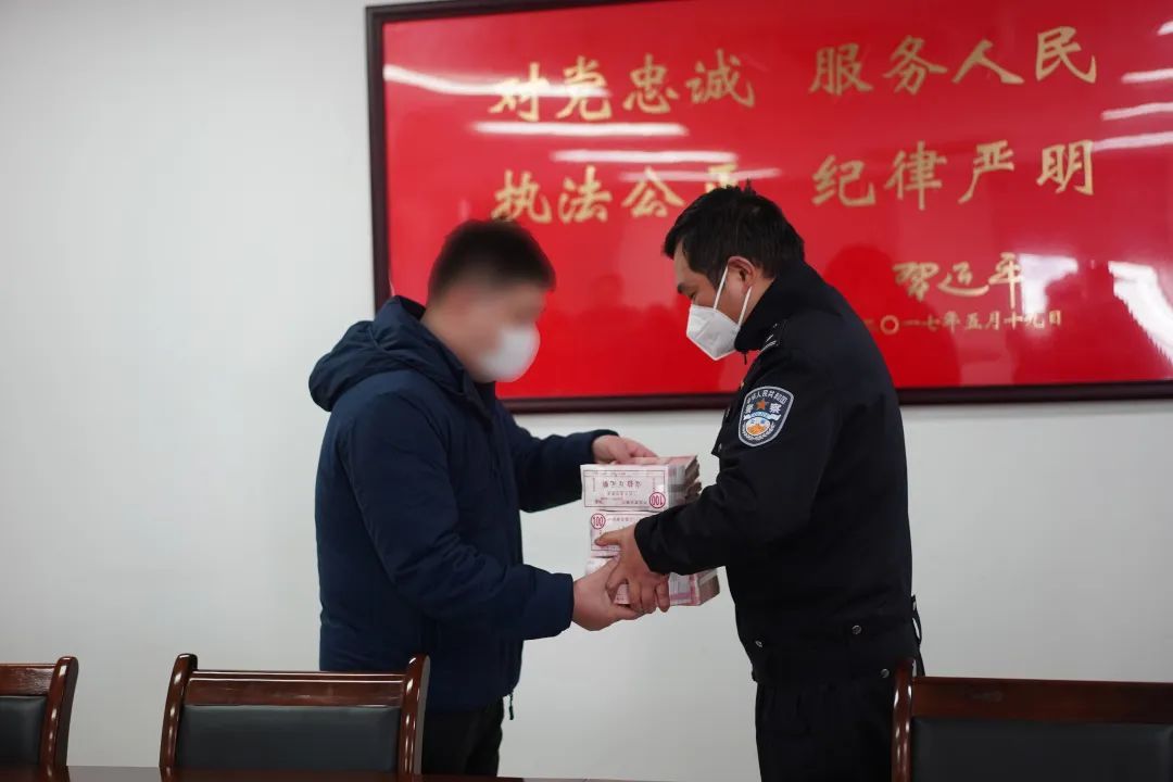 民警向企业代表返还涉案资金