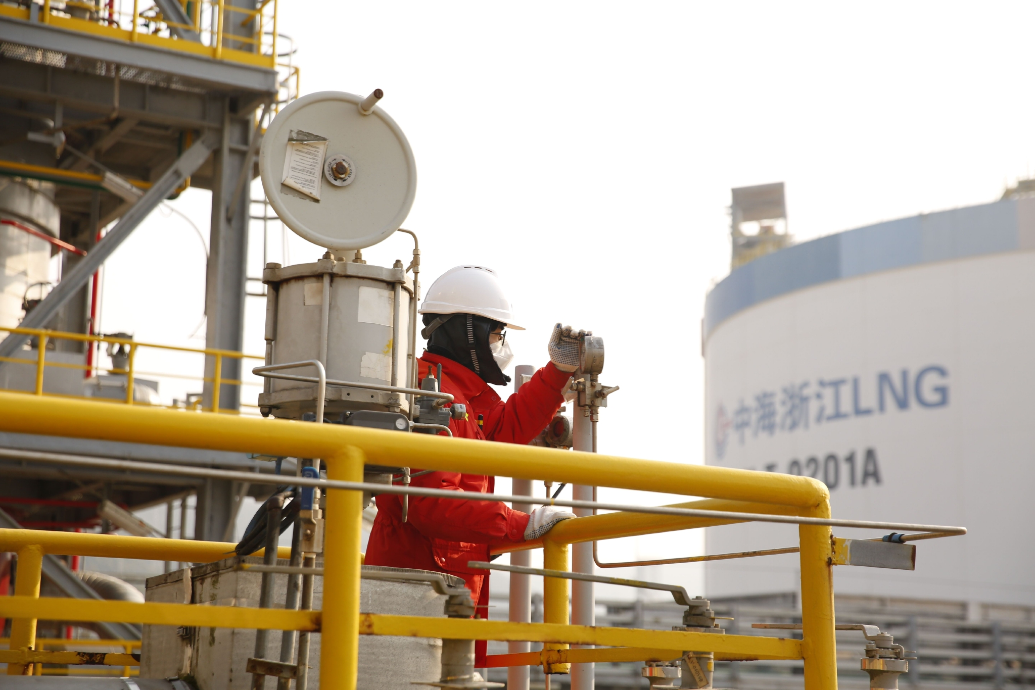 春节期间,气电集团浙江lng接收站工艺人员对设备开展细致巡检,保障