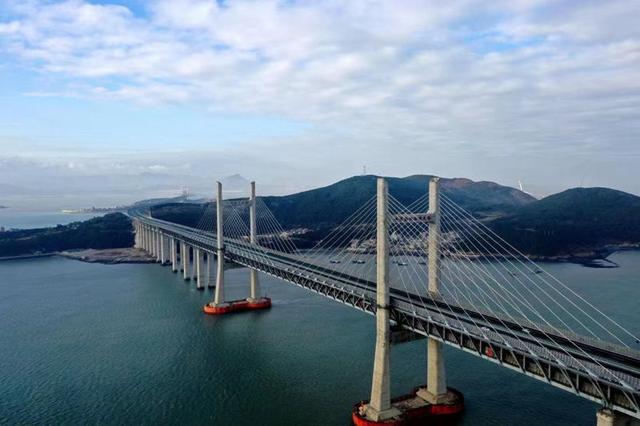 平潭海峡公铁大桥是我国首座跨海峡公铁两用大桥,全长超16公里,连接