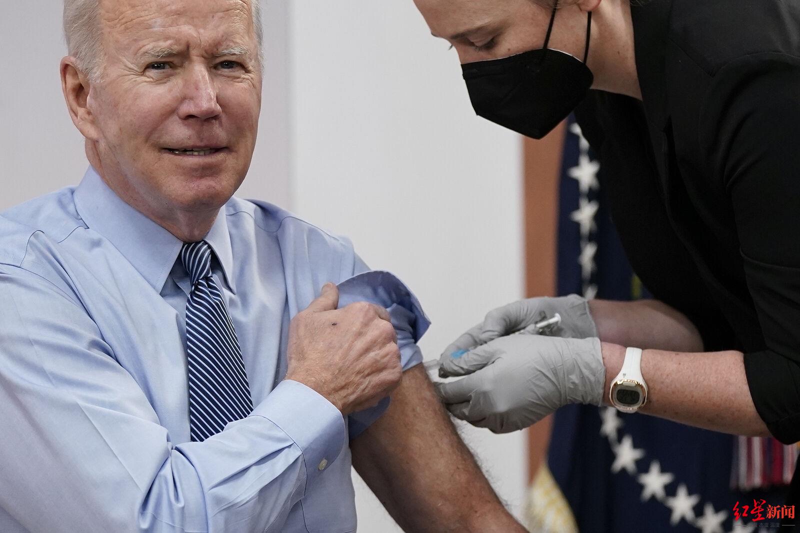 2022年3月30日，拜登在白宫接受第二次新冠疫苗加强针注射