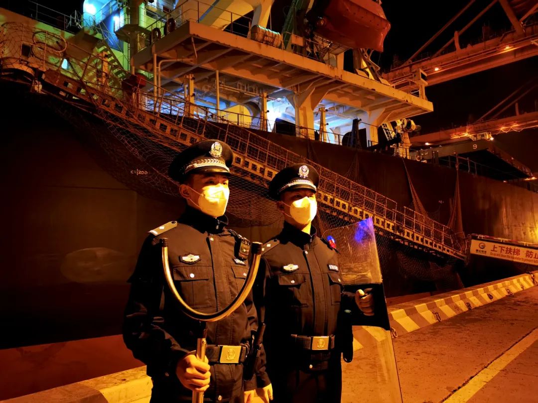 图为河北出入境边防检查总站移民管理警察夜间值守工作岗位.