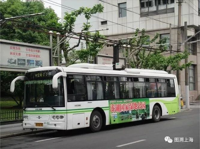 2006年,11路开始投入超级电容车运行↑2006年8月,上海公交11路开始