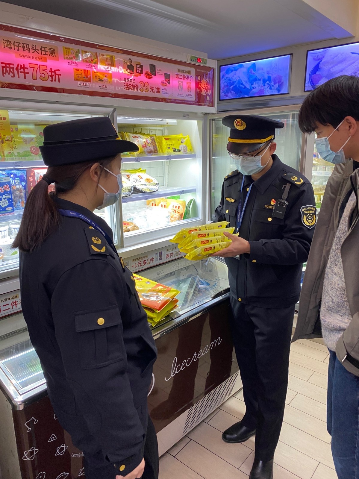 浙江省市场监督管理局工作人员正在抽检元宵节食品