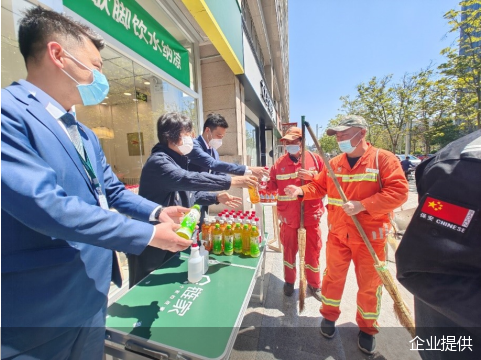 　　“户外劳动者暖心驿站”五一特别活动中，北京链家经纪人为户外劳动者送上饮品