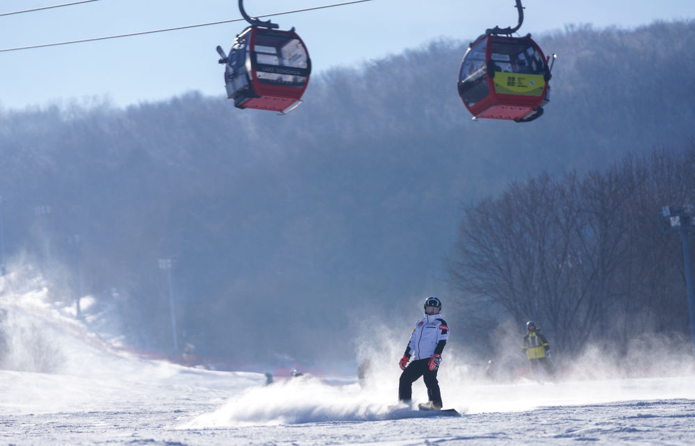 　　↑1月30日，游客在吉林市万科松花湖度假区滑雪。新华社记者 颜麟蕴 摄