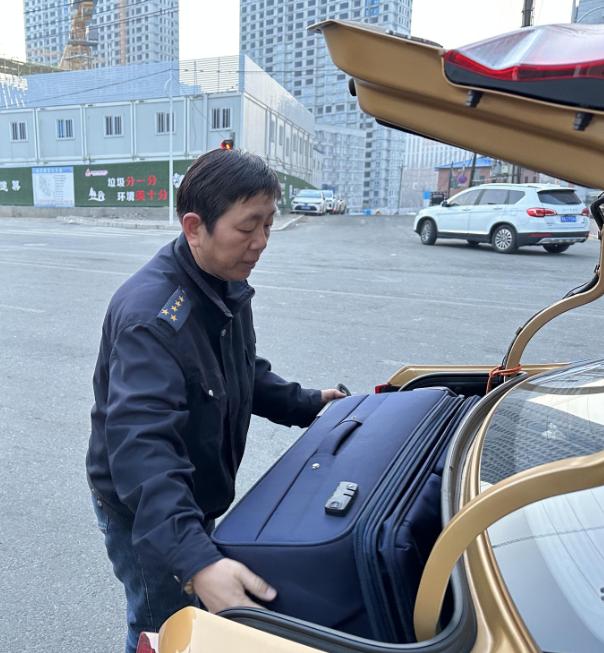 出租车驾驶员 李莉三天的时间李大姐像接待自己的家人一样带着夏先生