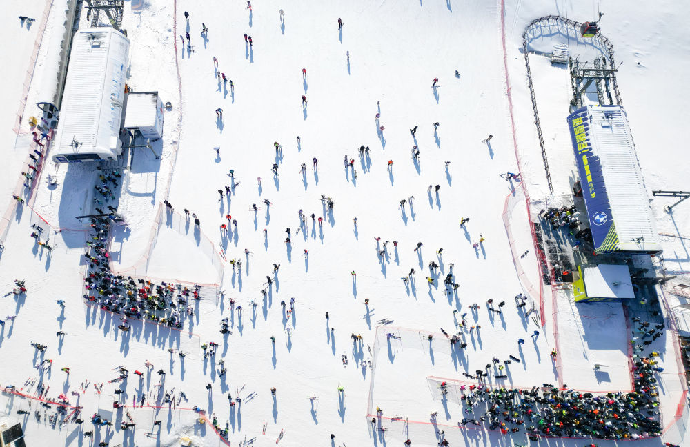 ↑1月30日，游客在吉林市万科松花湖度假区滑雪（无人机照片）。新华社记者 颜麟蕴 摄