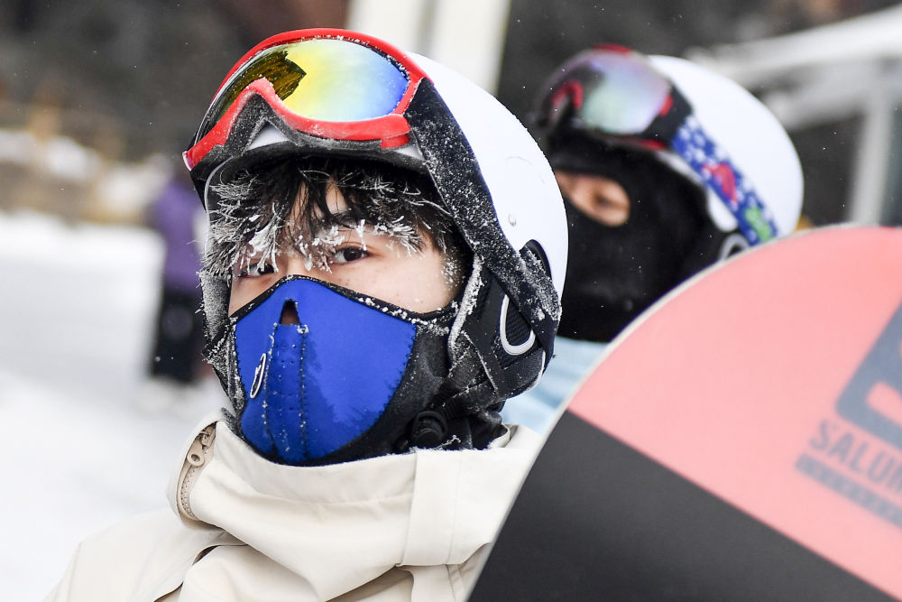　　↑在吉林市万科松花湖度假区，一名滑雪爱好者的头发上结满了冰凌（1月23日摄）。新华社记者 许畅 摄
