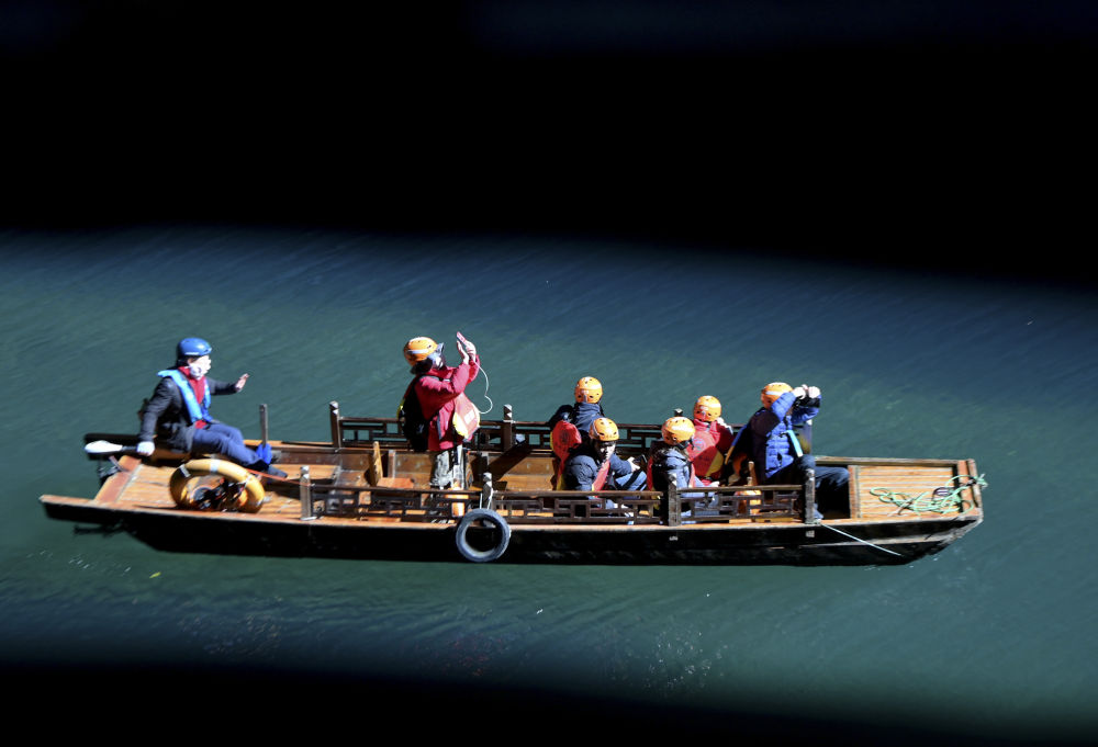 1月30日,游人在鹤峰县屏山旅游景区乘船游玩.新华社发(杨顺丕 摄)