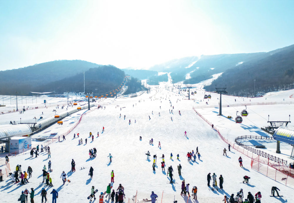 ↑1月30日，游客在吉林市万科松花湖度假区滑雪（无人机照片）。新华社记者 颜麟蕴 摄