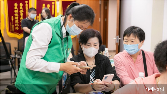 　　“我来教您用手机”课堂上，北京链家经纪人耐心为老人讲解抖音视频剪辑要点