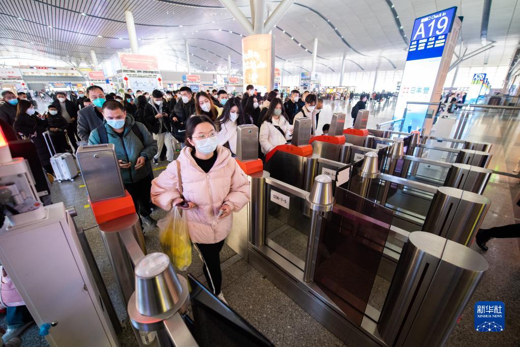 　1月7日，旅客在长沙南站进站准备乘车。新华社记者 陈思汗 摄