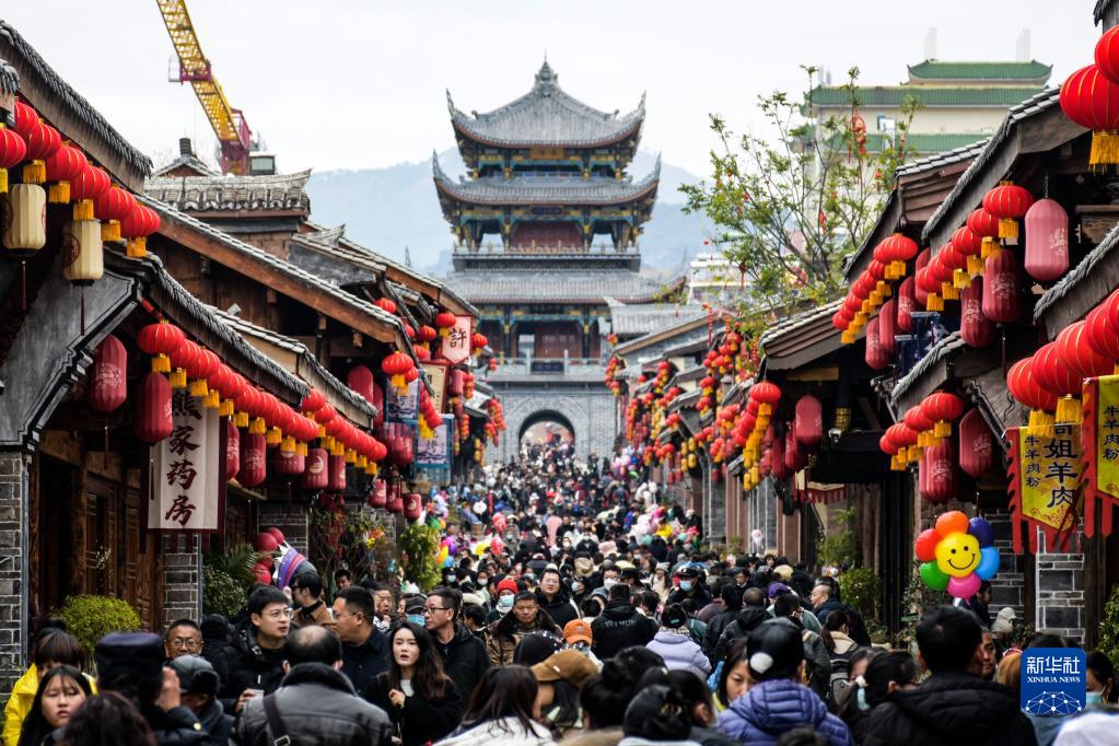 1月27日，游客在四川省西昌市建昌古城游览。新华社发（李结义 摄）