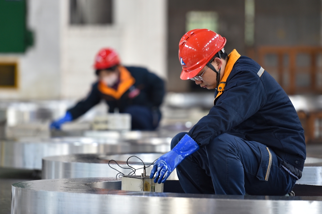 西南铝质检员用仪器检测铝合金锻环内部质量.受访单位供图