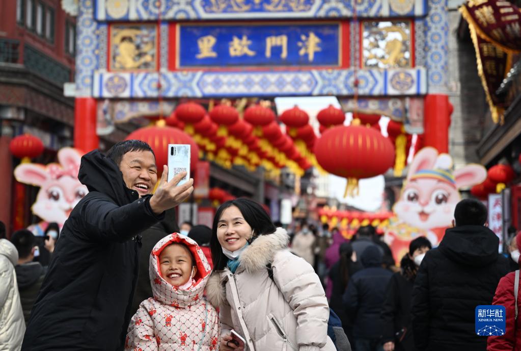 1月26日，游客在天津古文化街游玩时留影。新华社记者 赵子硕 摄