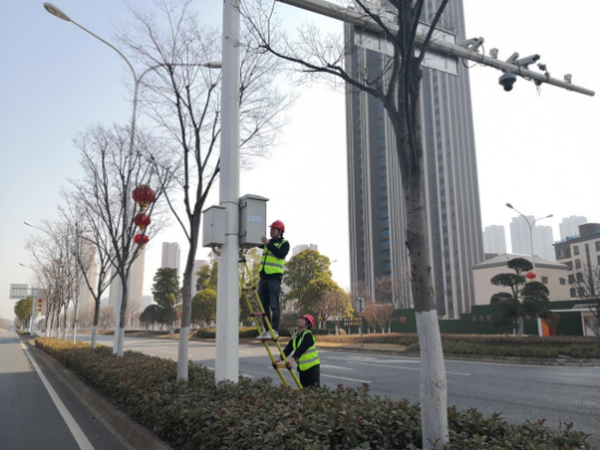 （湖北移动工作人员在军山新城进行智能网联汽车相关设备日常维护）