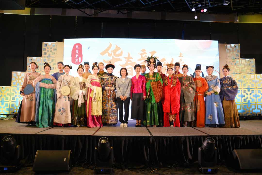 孙海燕大使与传统服饰走秀相关人员合影