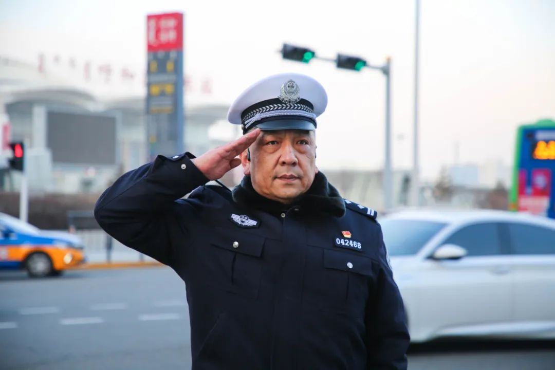 【新春走基层】交警队长苏志强:用脚步丈量道路 用热忱护航春运|交警