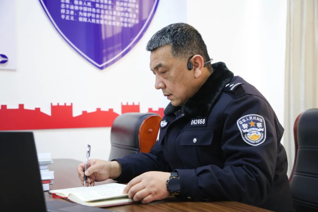 【新春走基层】交警队长苏志强:用脚步丈量道路 用热忱护航春运|交警