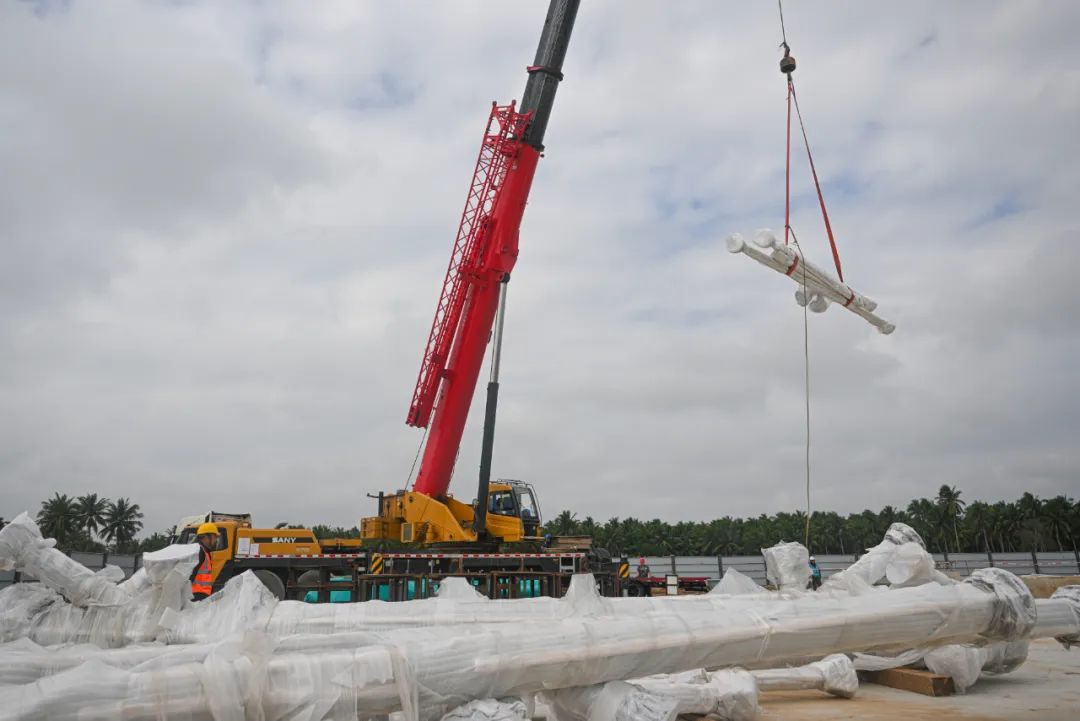 1月23日,工人在位于海南省文昌市的海南商业航天发射场1号工位转运