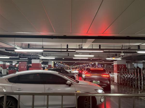 返程撞上改造,虹桥站停车库又堵上了!