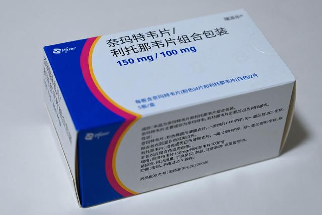 ↑辉瑞新冠药物Paxlovid，国内版包装名为奈玛特韦片/利托那韦片组合包装