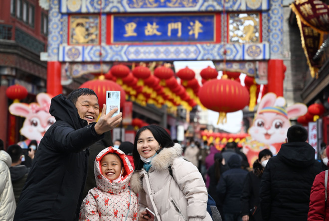     1月26日，游客在天津古文化街游玩时留影。 新华社记者 赵子硕 摄
