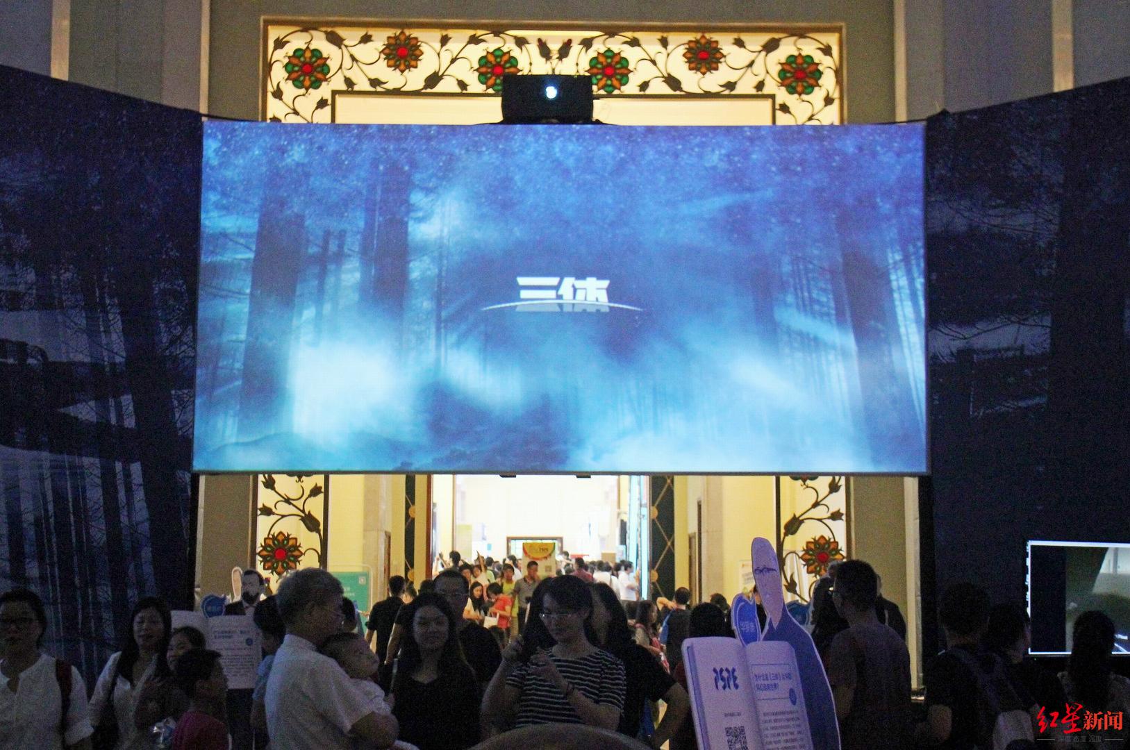 ↑科幻迷们在科普产品博览会上参观 据视觉中国