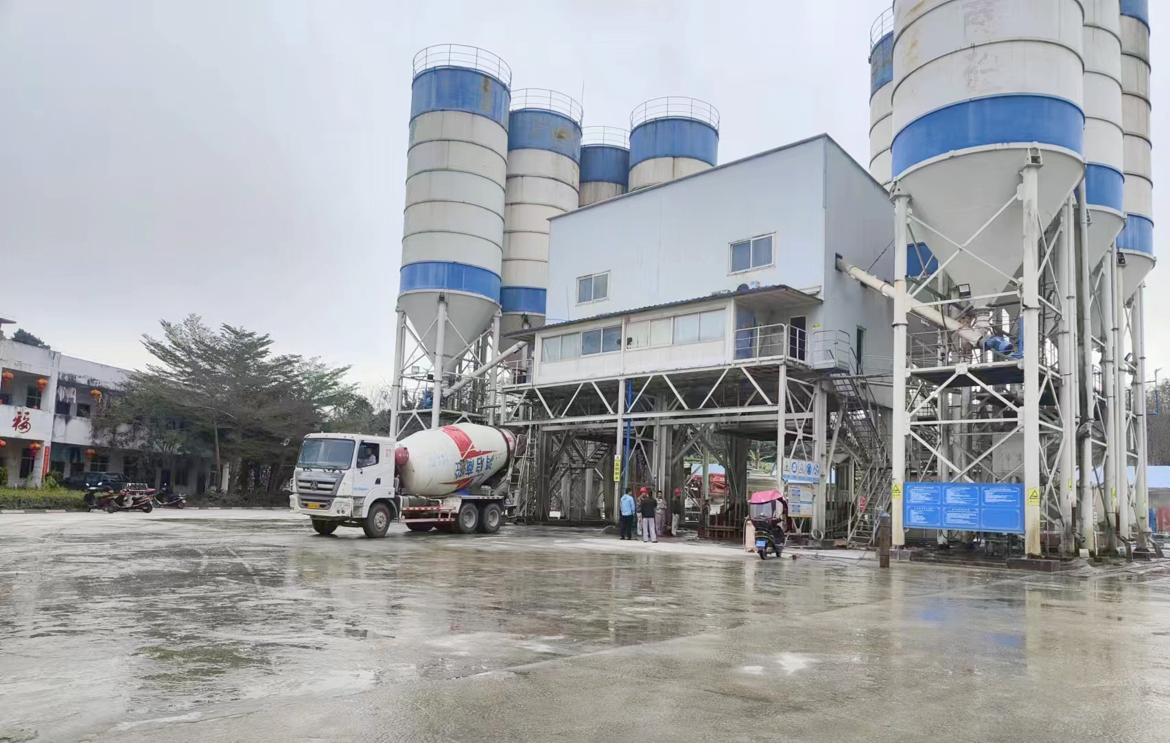 屯昌公司混凝土生产线现场.通讯员供图