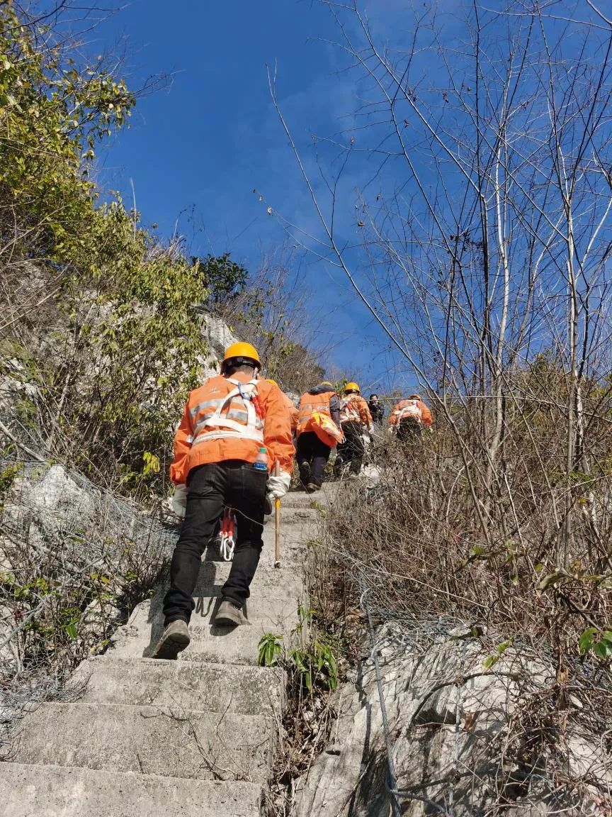 △巡检队员们要沿着崎岖陡峭的台阶攀爬到山顶