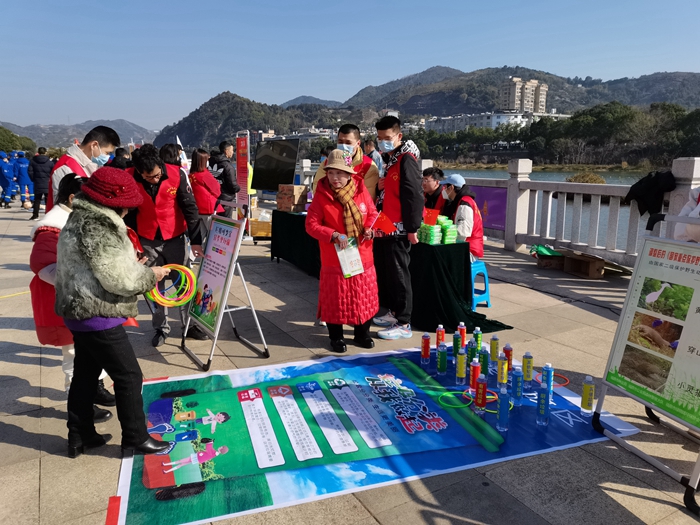 "绿眼睛"青年志愿者与群众互动环保小游戏