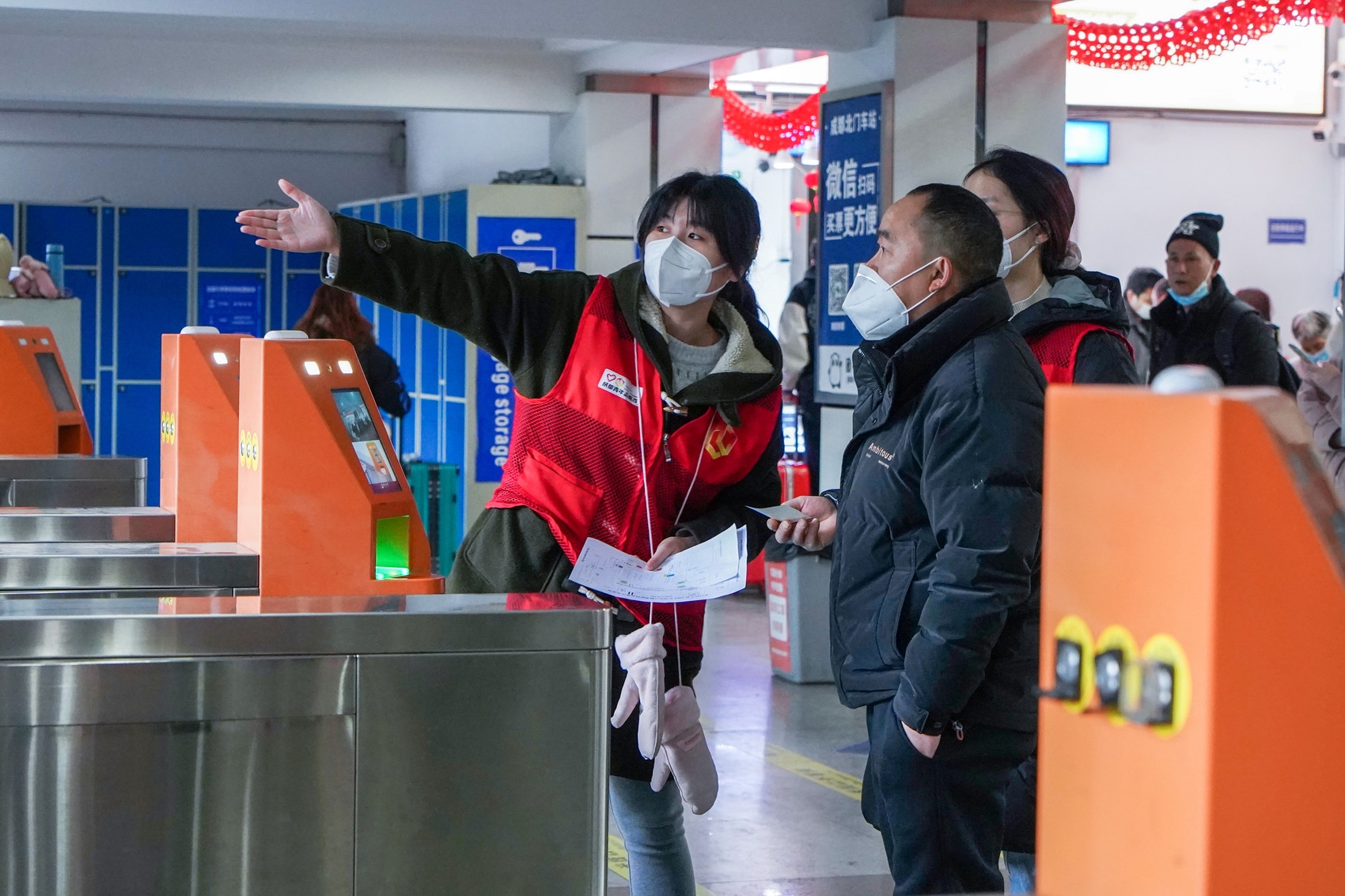 今年春运中,青年志愿者为旅客提供引导服务.团省委供图