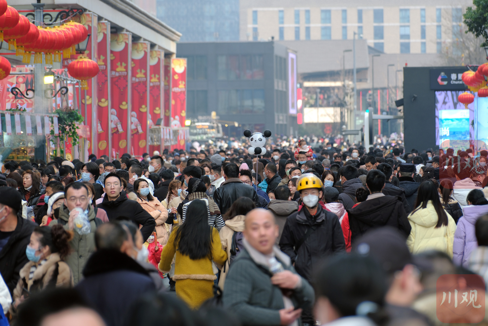 1月22日,农历癸卯兔年大年初一,成都春熙路商圈人潮涌动,热闹非凡.
